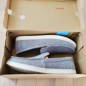 Brand new in box, Men's Tom's Aiden shoes. Size 9.5